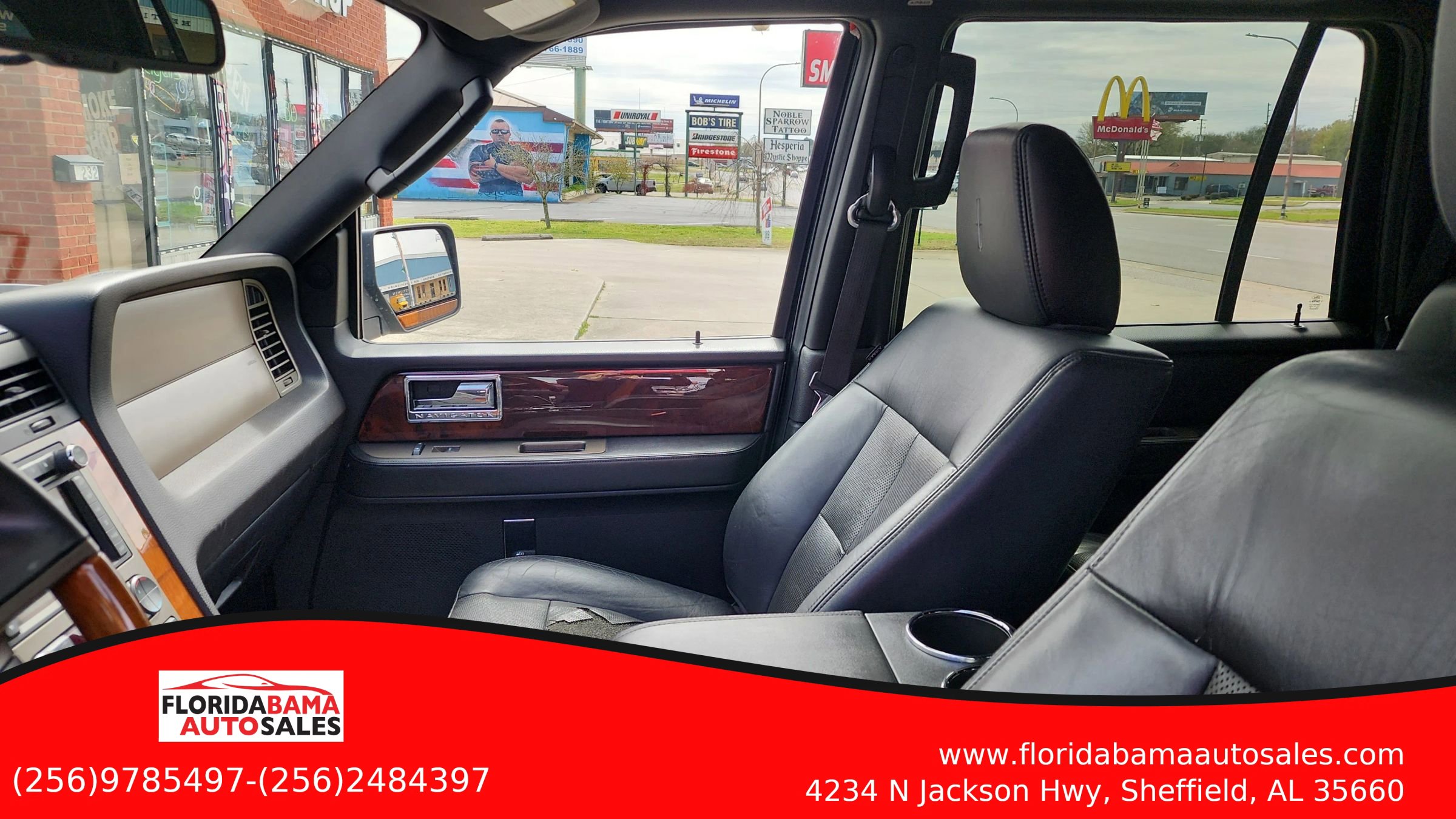 Used 2011 Lincoln Navigator Sport Utility 4D image 12