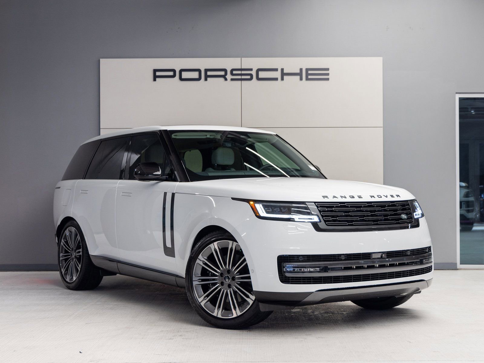 Used 2025 Land Rover Range Rover SE image 9