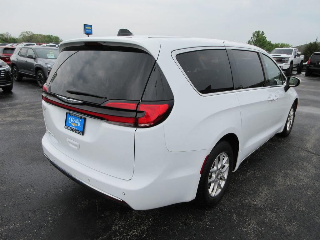 Used 2023 Chrysler Pacifica Touring-L image 5