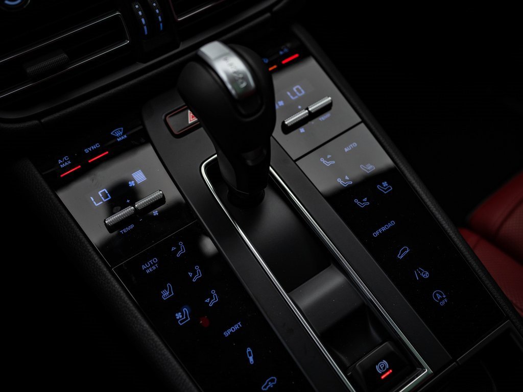 Certified 2025 Porsche Macan image 31