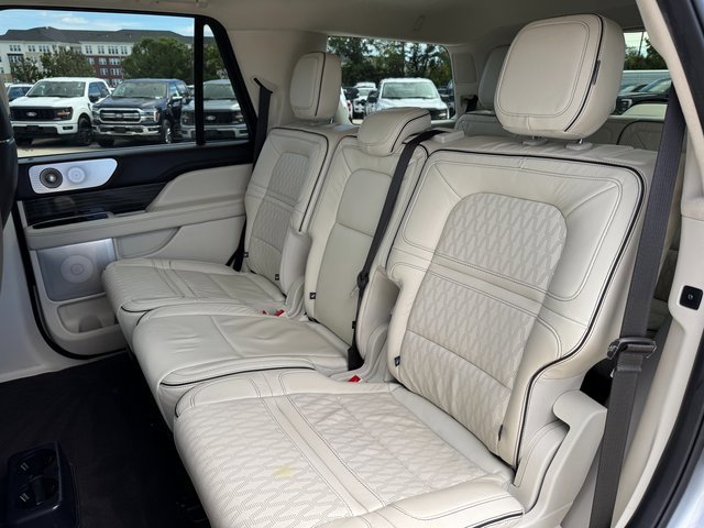 Used 2022 Lincoln Navigator Black Label image 17