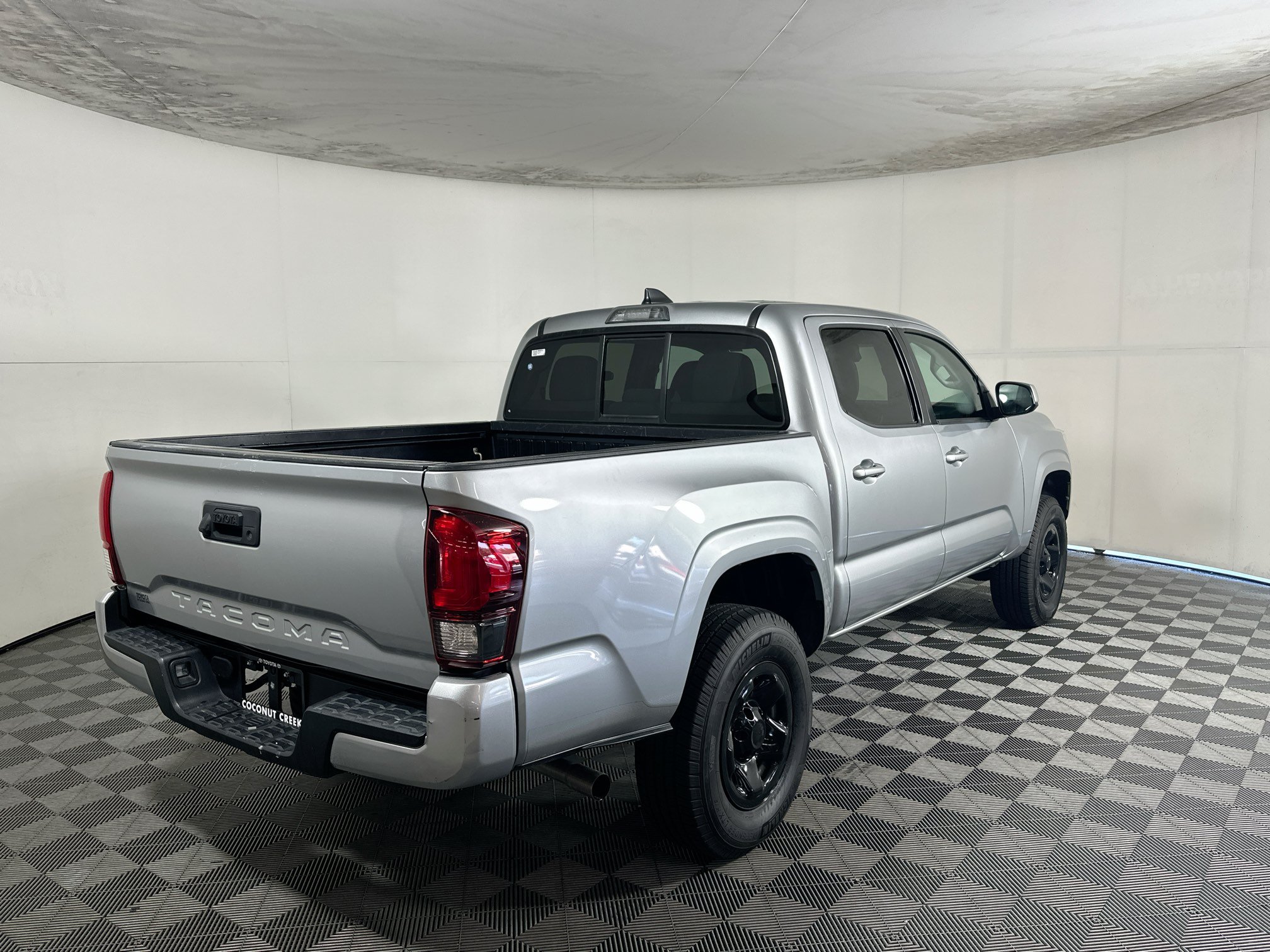 Used 2022 Toyota Tacoma SR w/ SR Convenience Package RWD image 3