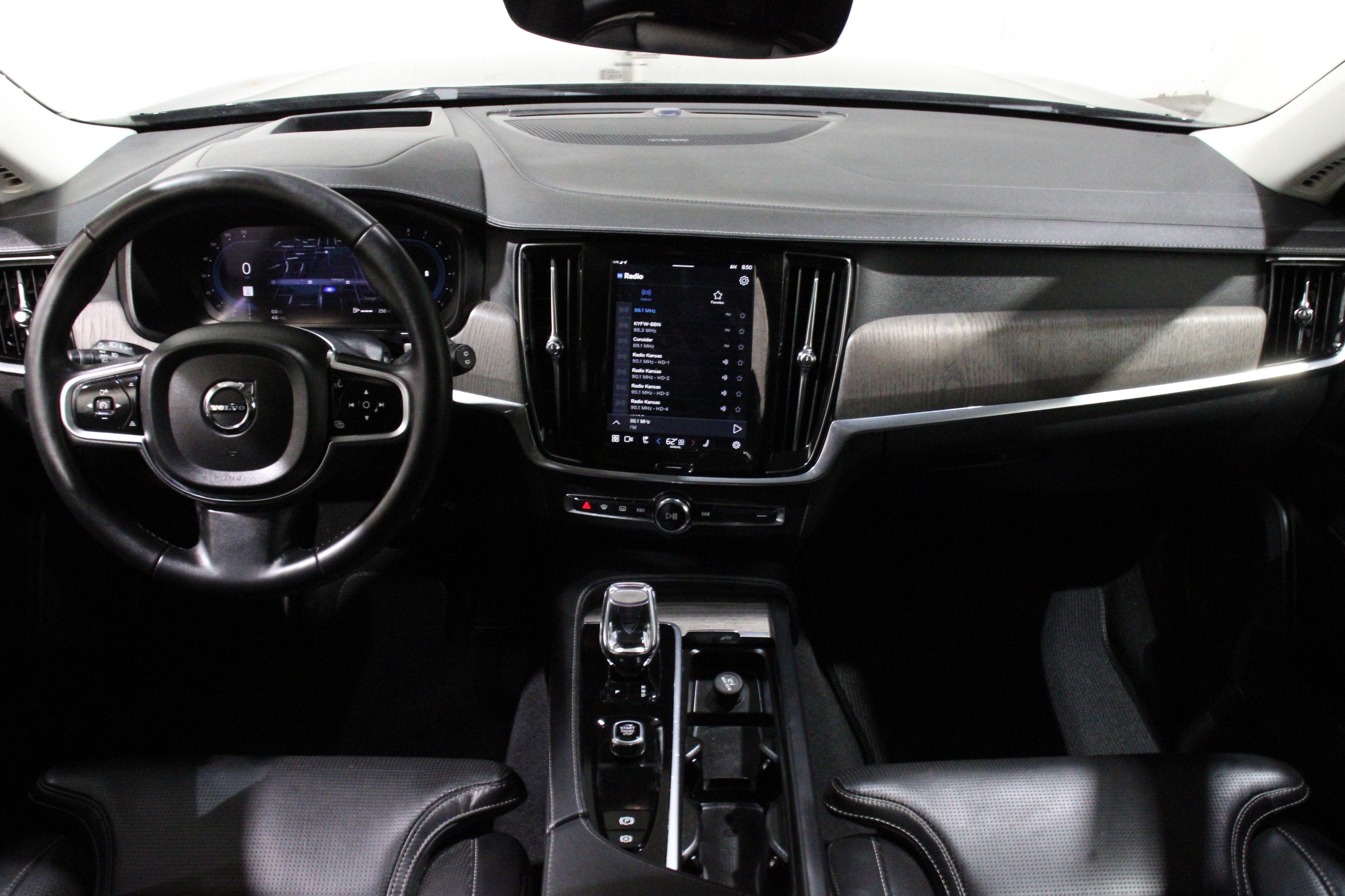 Used 2023 Volvo V90 B6 Cross Country Ultimate AWD/4WD image 2