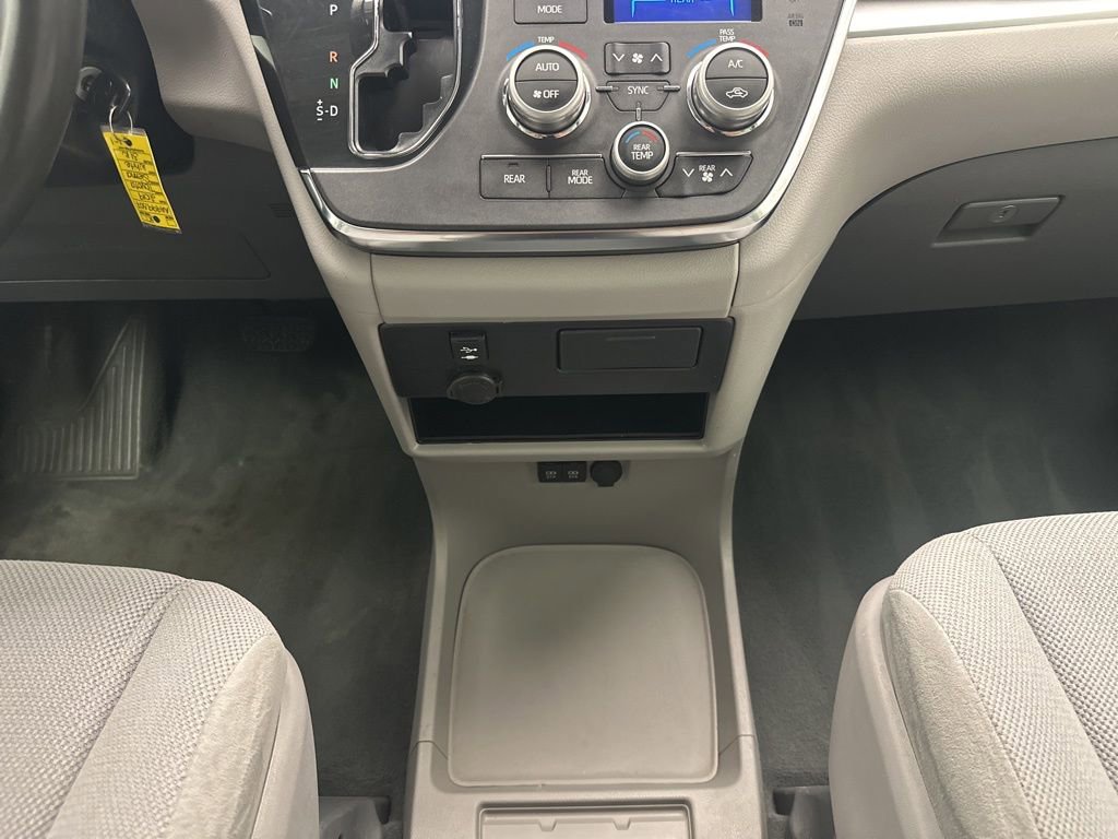 Used 2019 Toyota Sienna L image 21