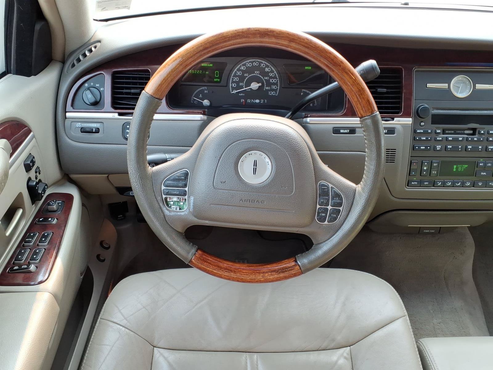 Used 2004 Lincoln Town Car Ultimate RWD image 5