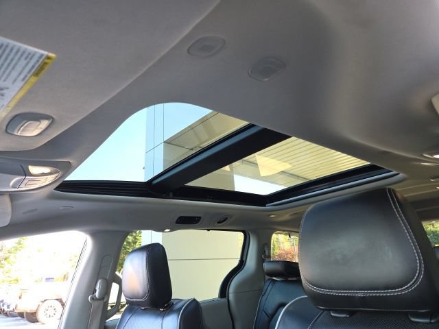 Used 2023 Chrysler Pacifica Limited FWD image 7