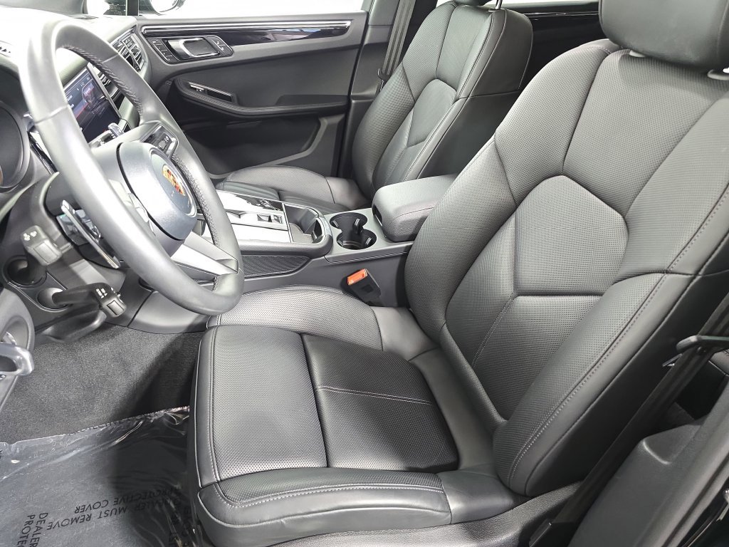 Certified 2026 Porsche Macan AWD/4WD image 5