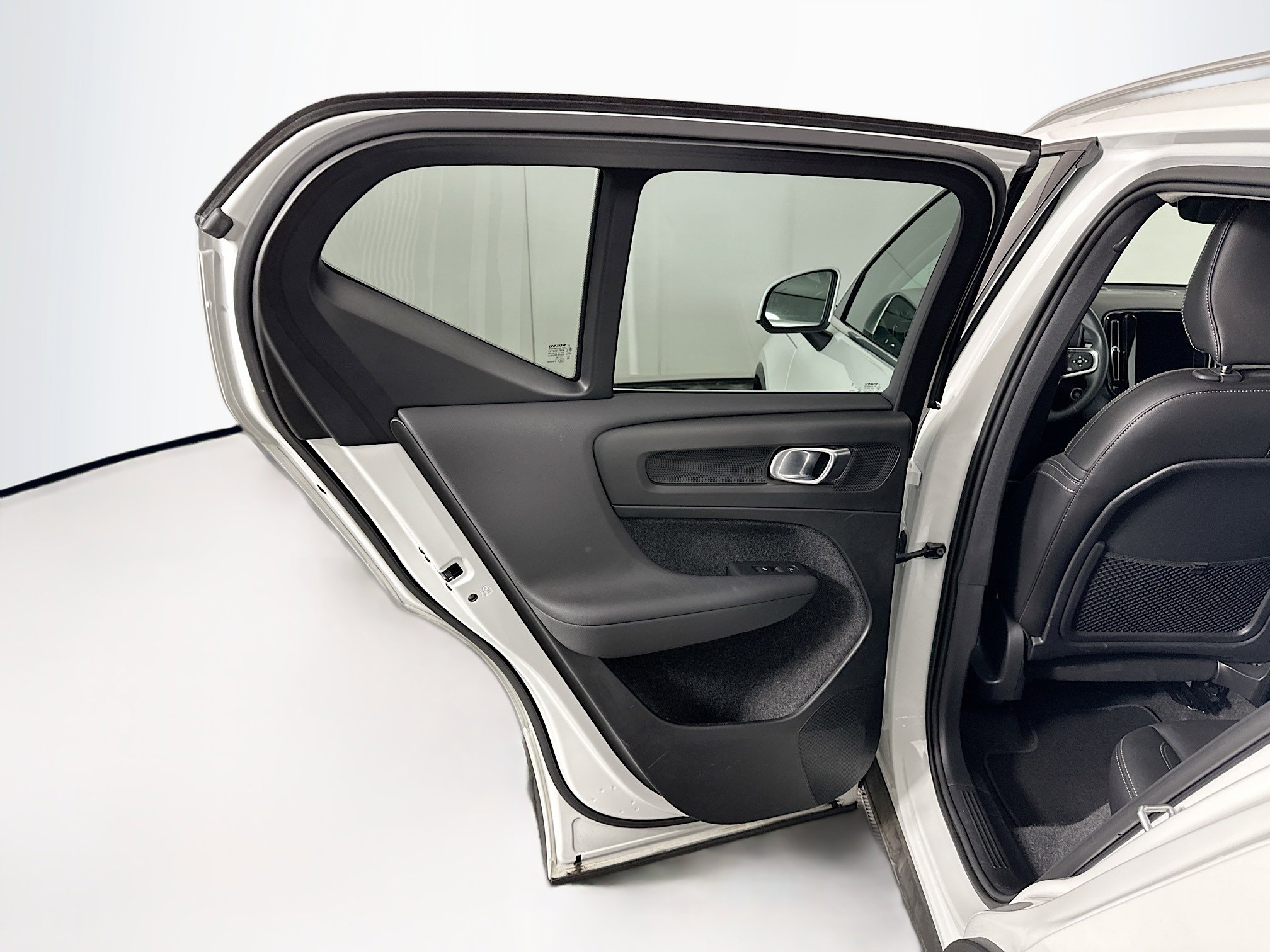 Used 2025 Volvo XC40 B5 Plus AWD/4WD image 26