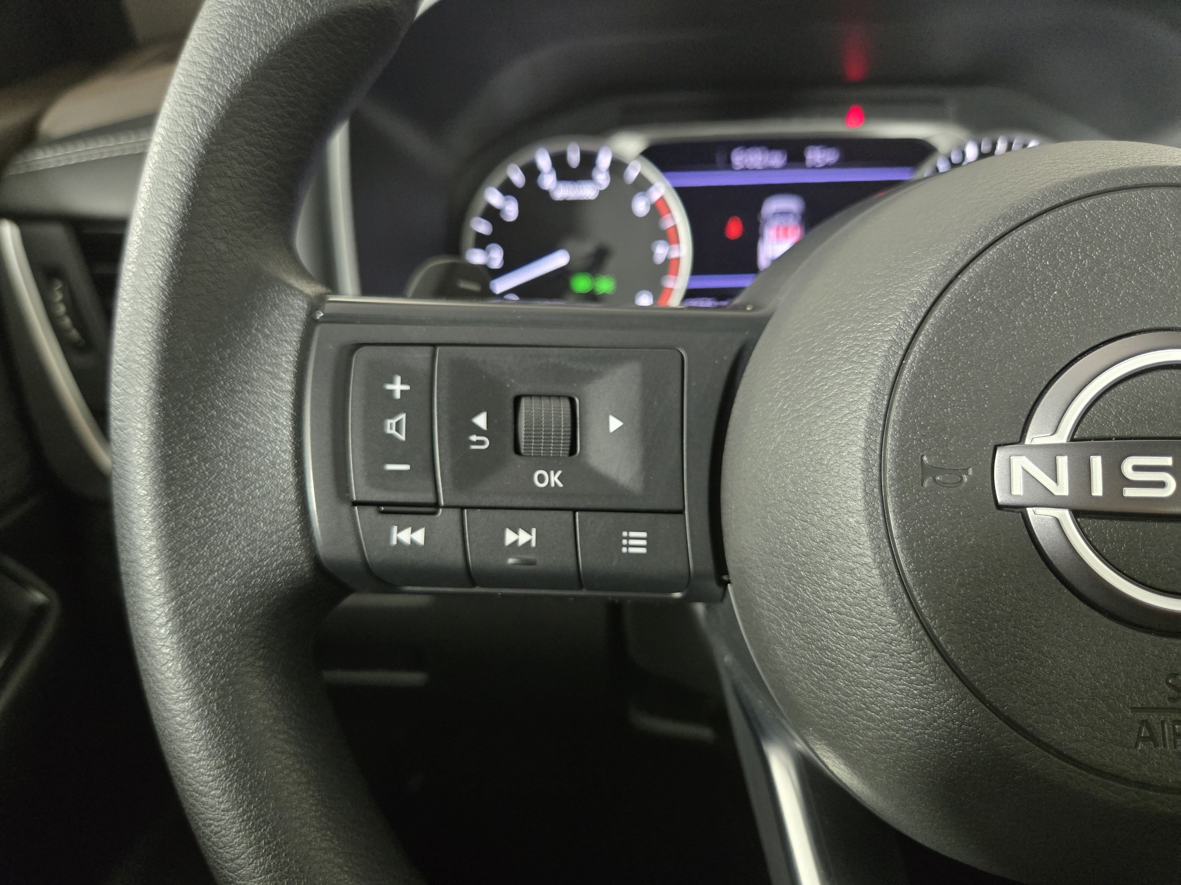Used 2023 Nissan Rogue S AWD/4WD image 14
