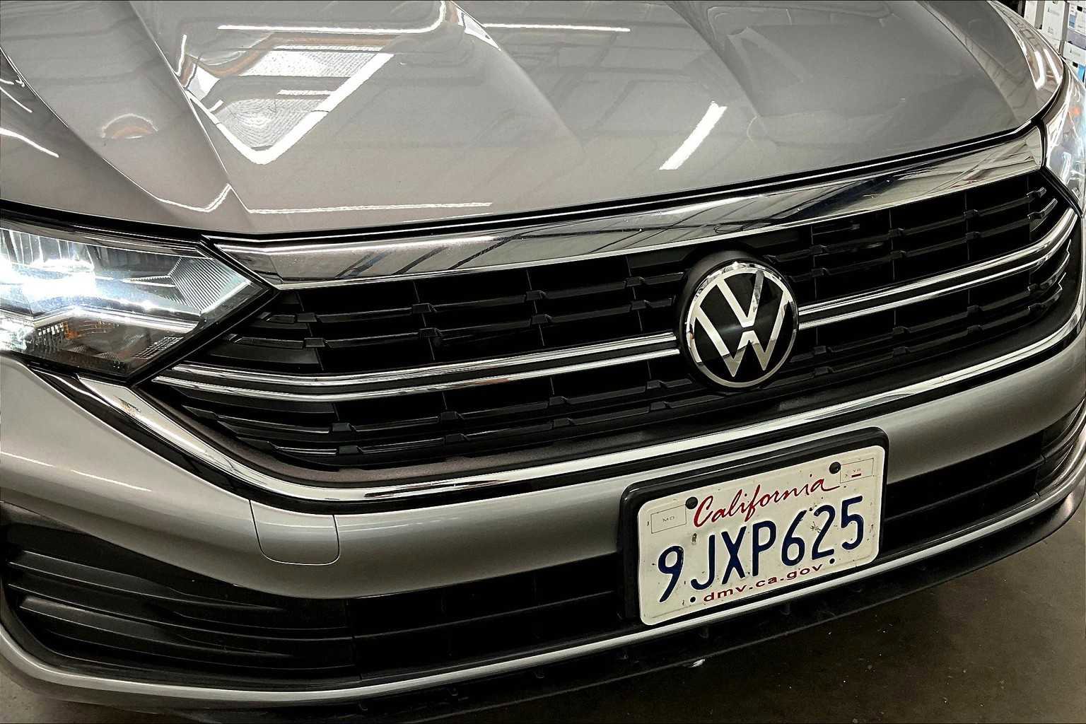 Used 2024 Volkswagen Jetta SE image 32