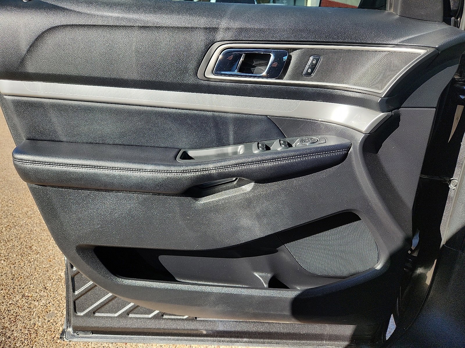 Used 2017 Ford Explorer XLT w/ Equipment Group 202A image 14