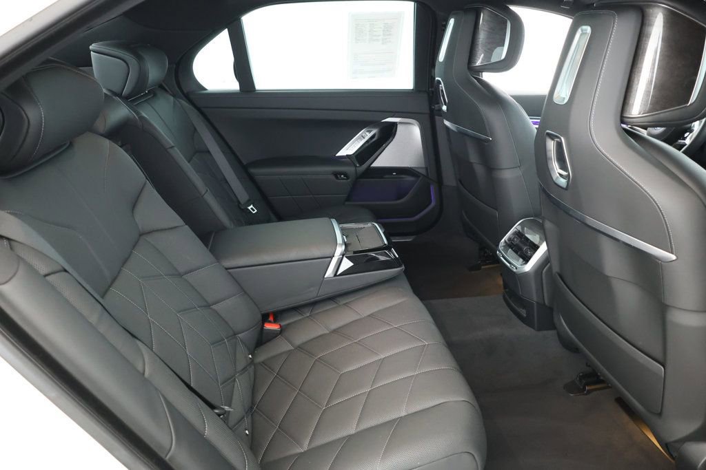 Used 2024 BMW i7 eDrive50 image 21