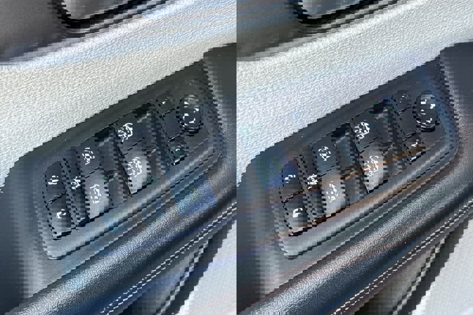 Used 2023 Chrysler Pacifica Touring-L image 13