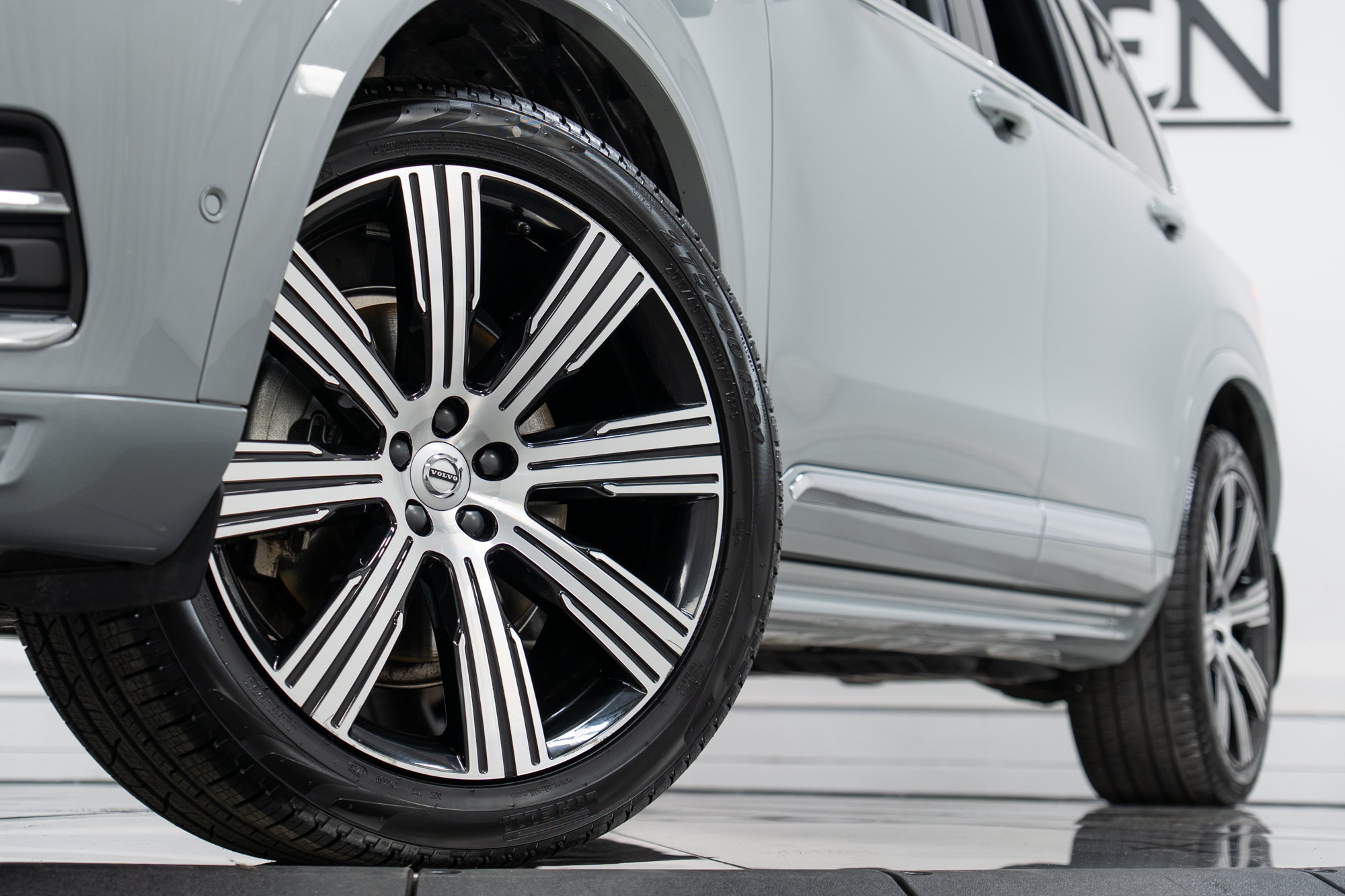 Certified 2024 Volvo XC90 B6 Ultimate w/ Protection Package Premier AWD/4WD image 28