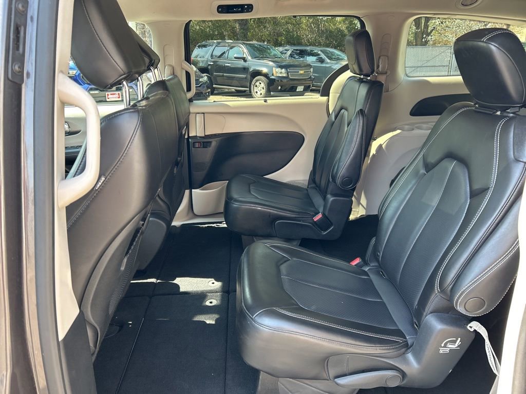 Used 2023 Chrysler Pacifica Touring-L image 22