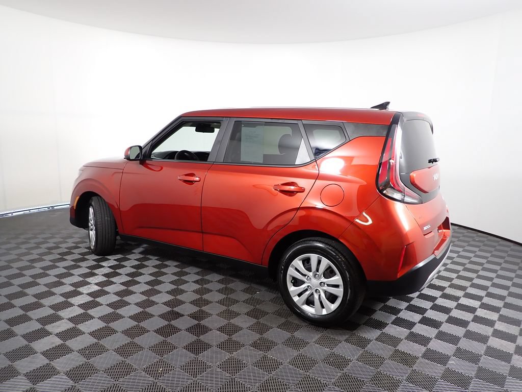 Used 2025 Kia Soul LX FWD image 9