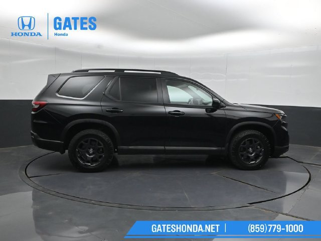 Certified 2025 Honda Pilot TrailSport image 3