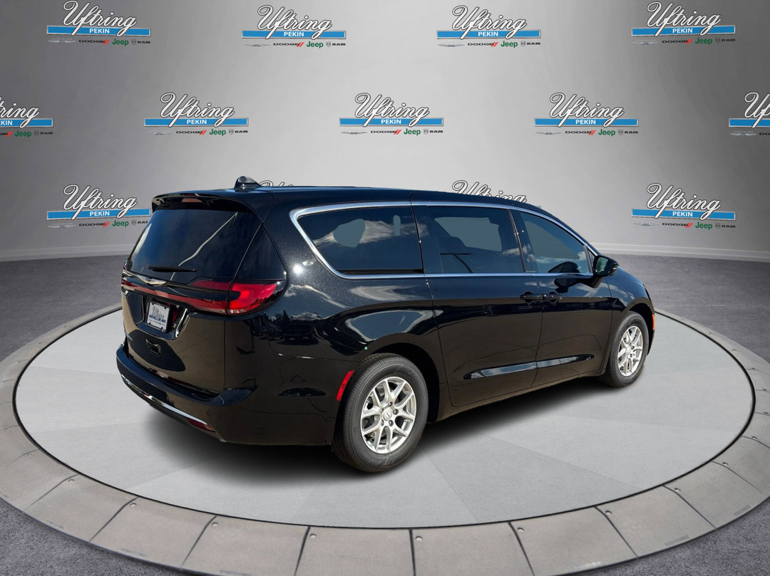 New 2026 Chrysler Pacifica Select image 3