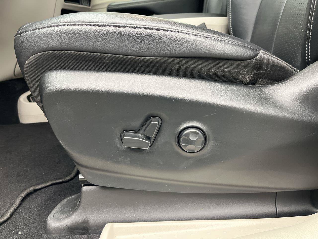 Used 2024 Chrysler Pacifica Touring-L FWD image 9
