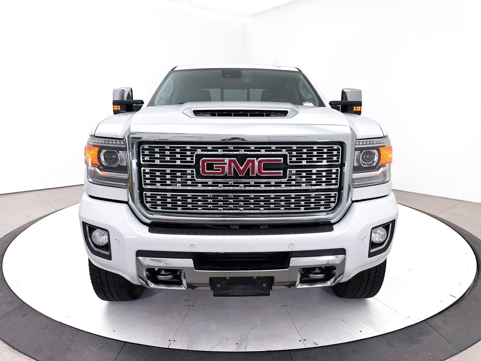 Used 2019 GMC Sierra 2500 Denali w/ Duramax Plus Package AWD/4WD image 2
