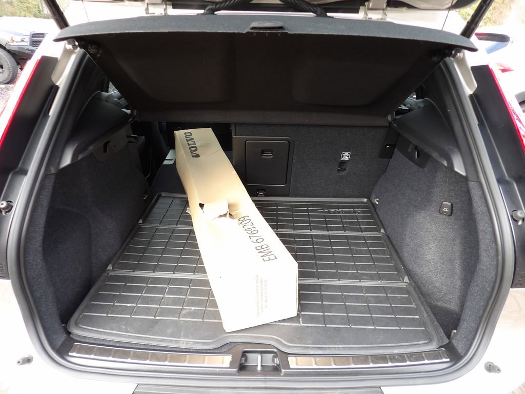 Certified 2023 Volvo XC40 B4 Plus w/ Protection Package Premier image 27