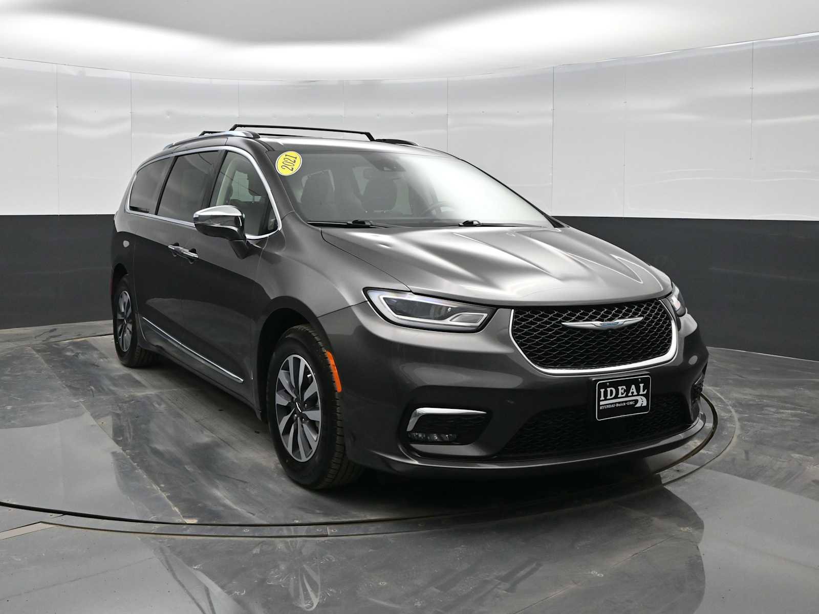 Used 2021 Chrysler Pacifica Limited w/ Uconnect Theater Family Group image 2