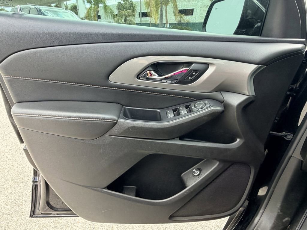 Used 2020 Chevrolet Traverse LT image 23