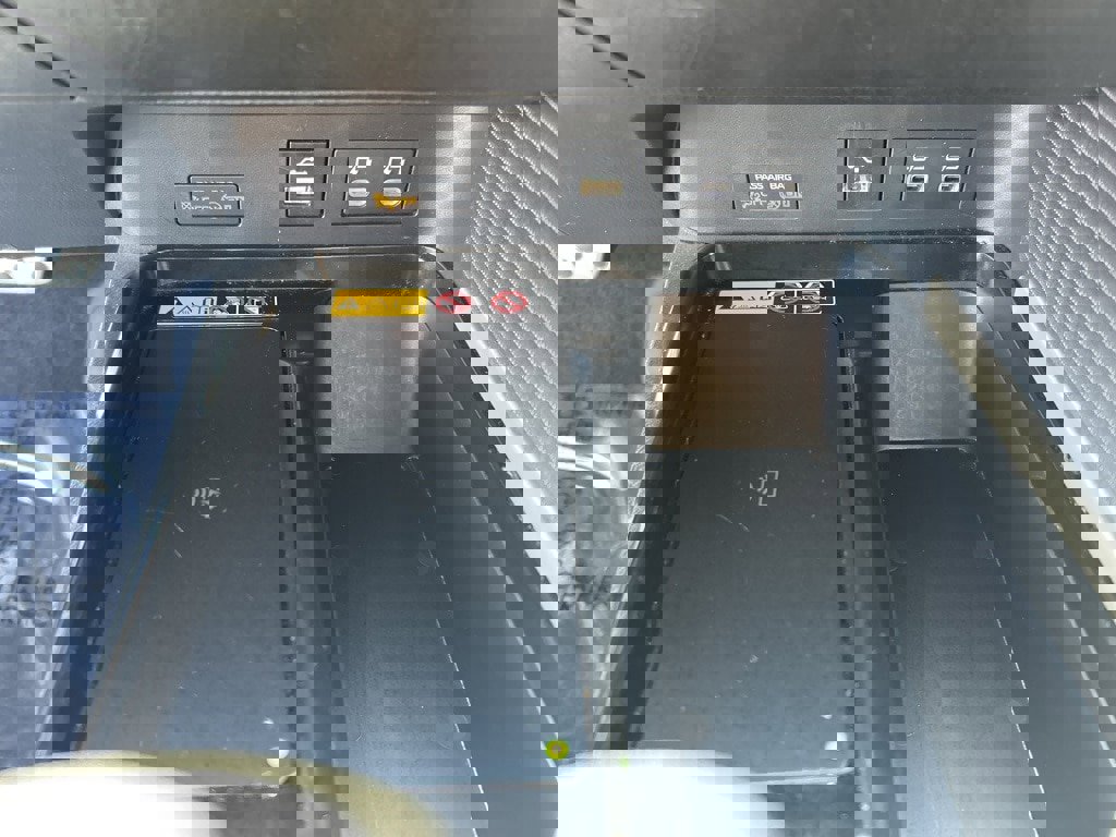 Used 2025 Toyota Camry SE image 11