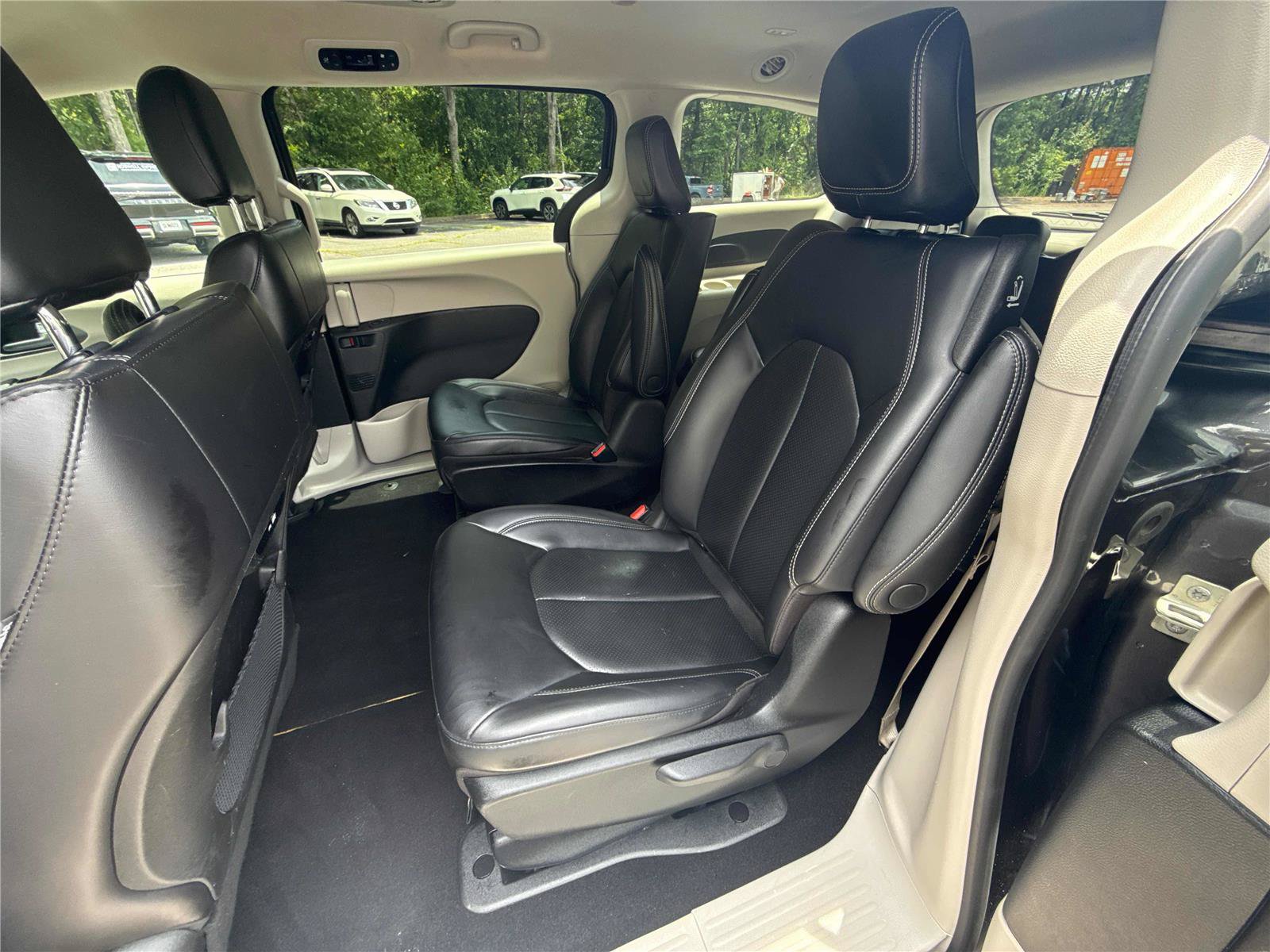 Used 2023 Chrysler Pacifica Touring-L FWD image 12