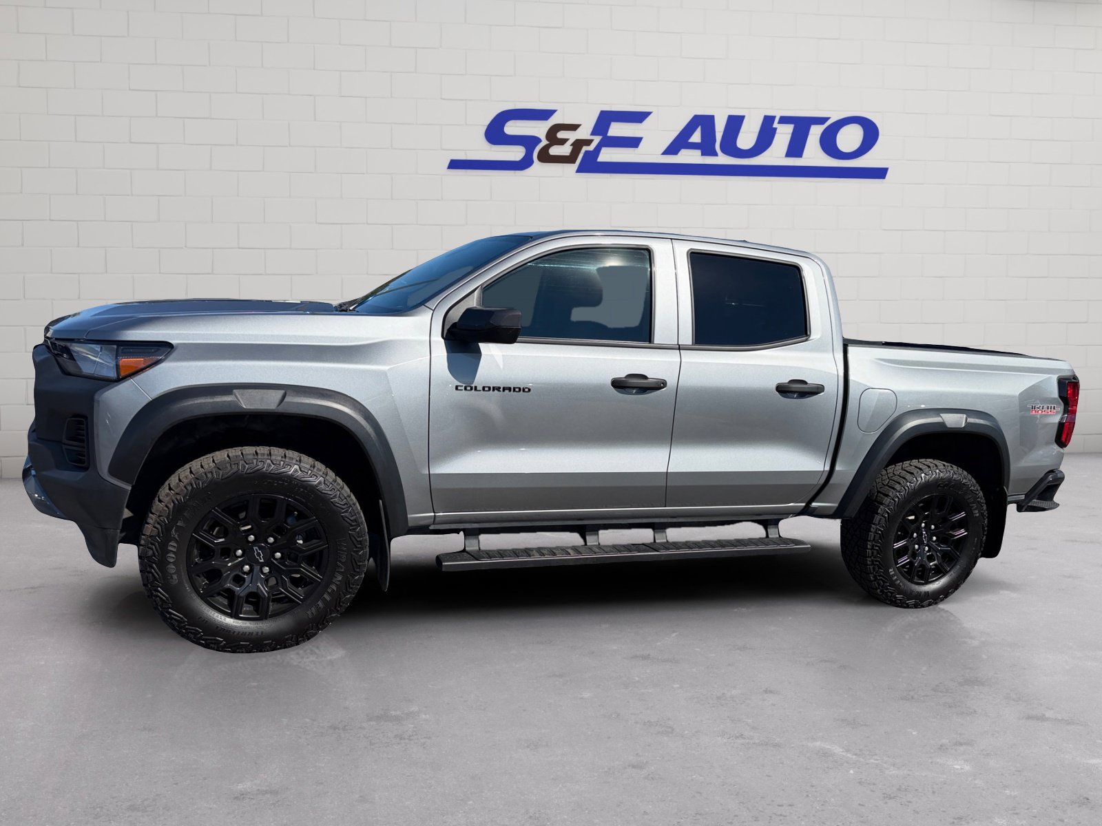Used 2025 Chevrolet Colorado Trail Boss AWD/4WD image 2