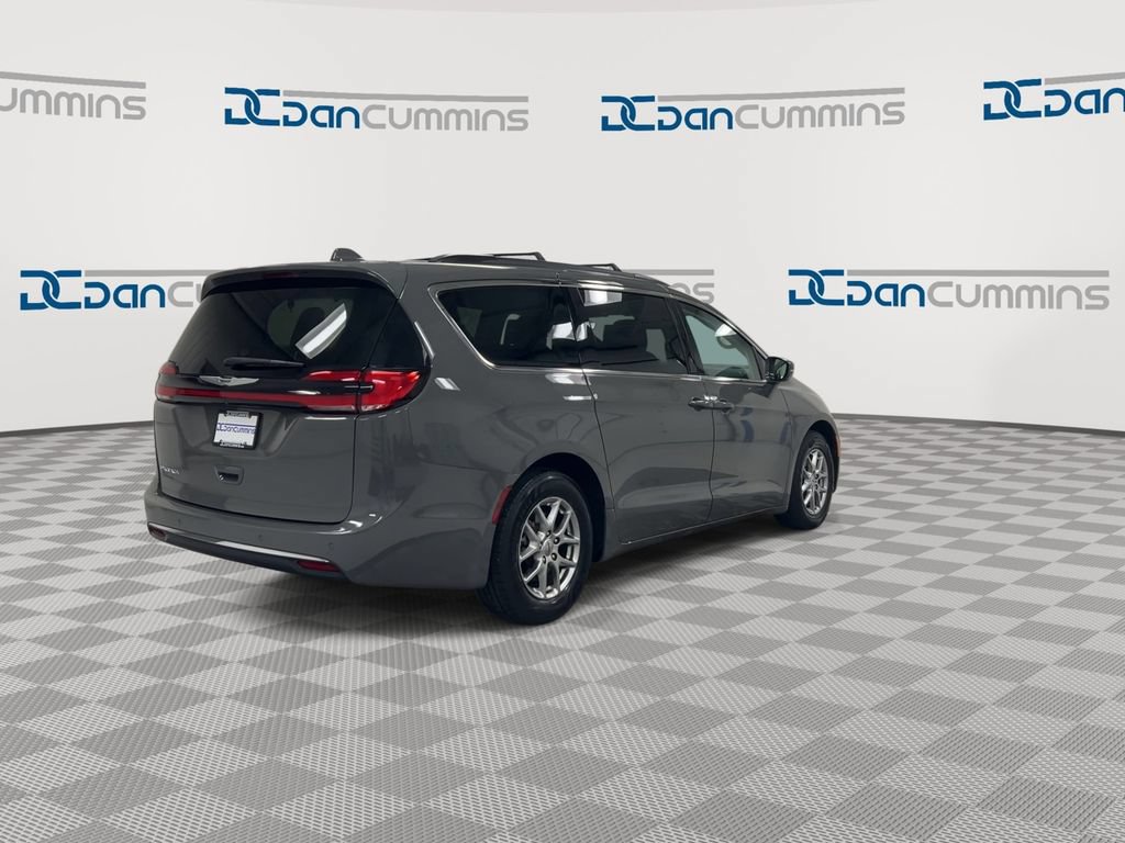 Used 2021 Chrysler Pacifica Touring w/ Uconnect Theater Family Group FWD image 8