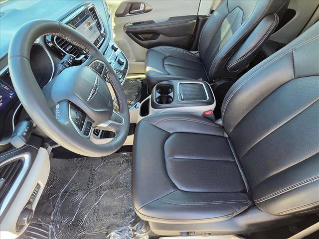 Used 2024 Chrysler Pacifica Select image 14