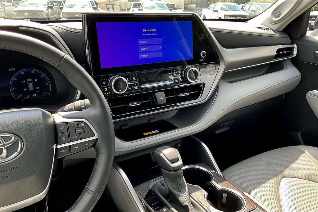 Used 2024 Toyota Highlander Limited image 6