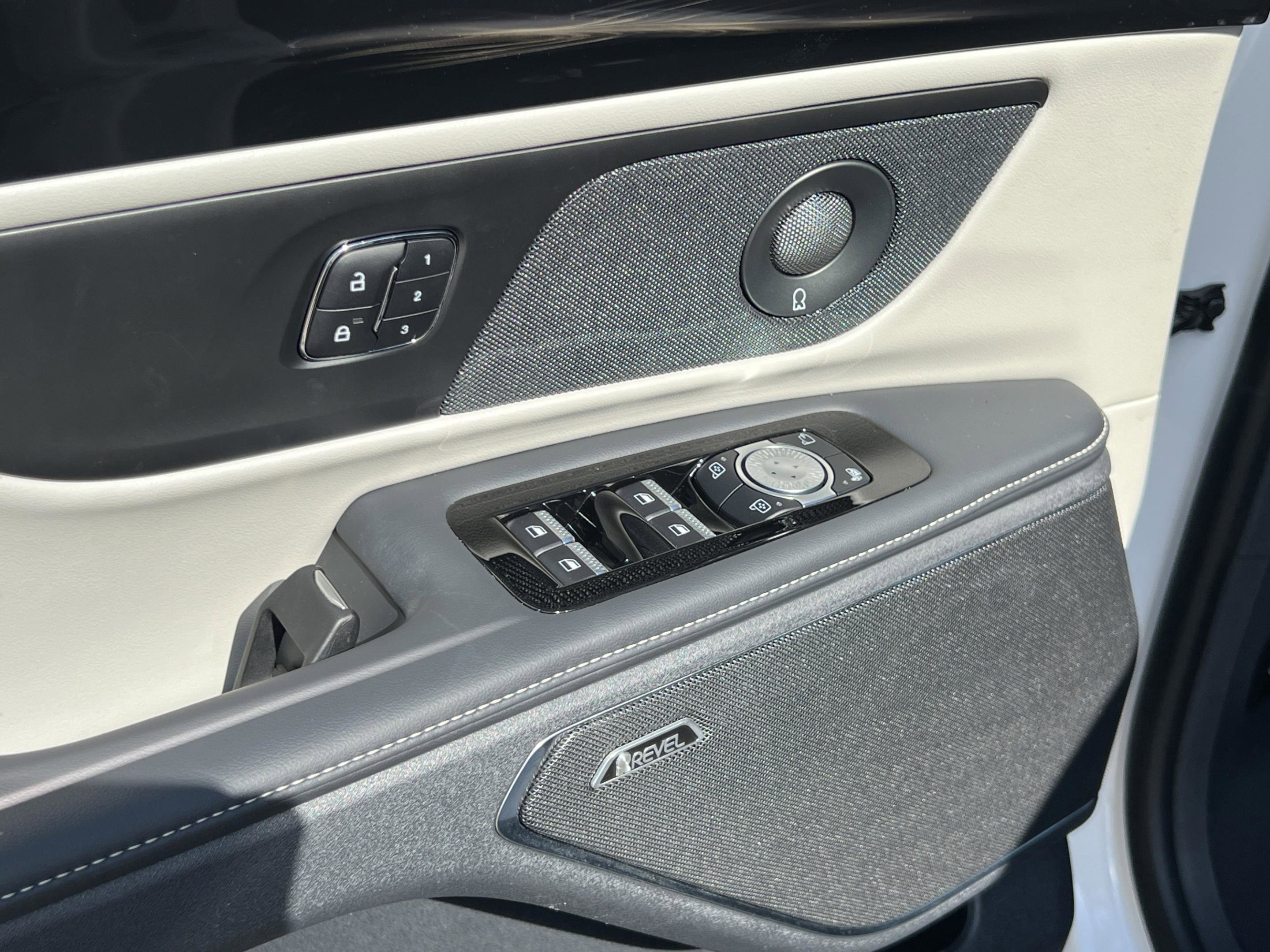 Used 2024 Lincoln Nautilus Reserve w/ Equipment Group 202A image 23