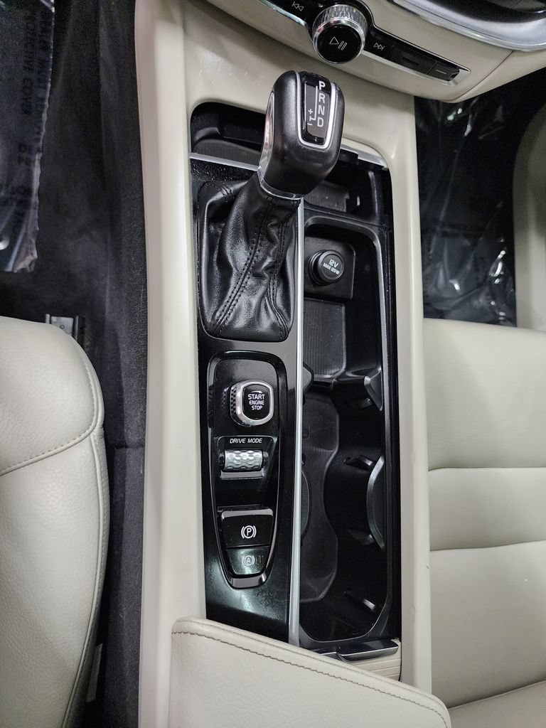 Used 2020 Volvo XC60 T6 Momentum AWD/4WD image 21