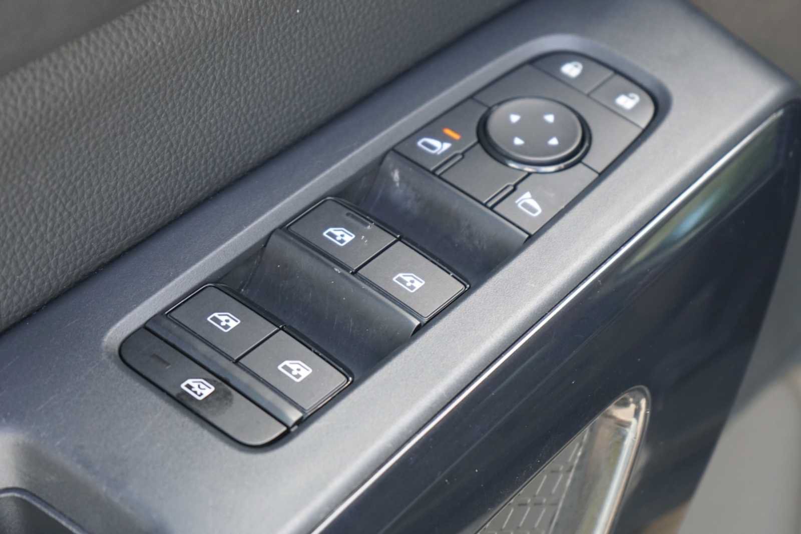 Used 2024 Nissan Pathfinder SV FWD image 16