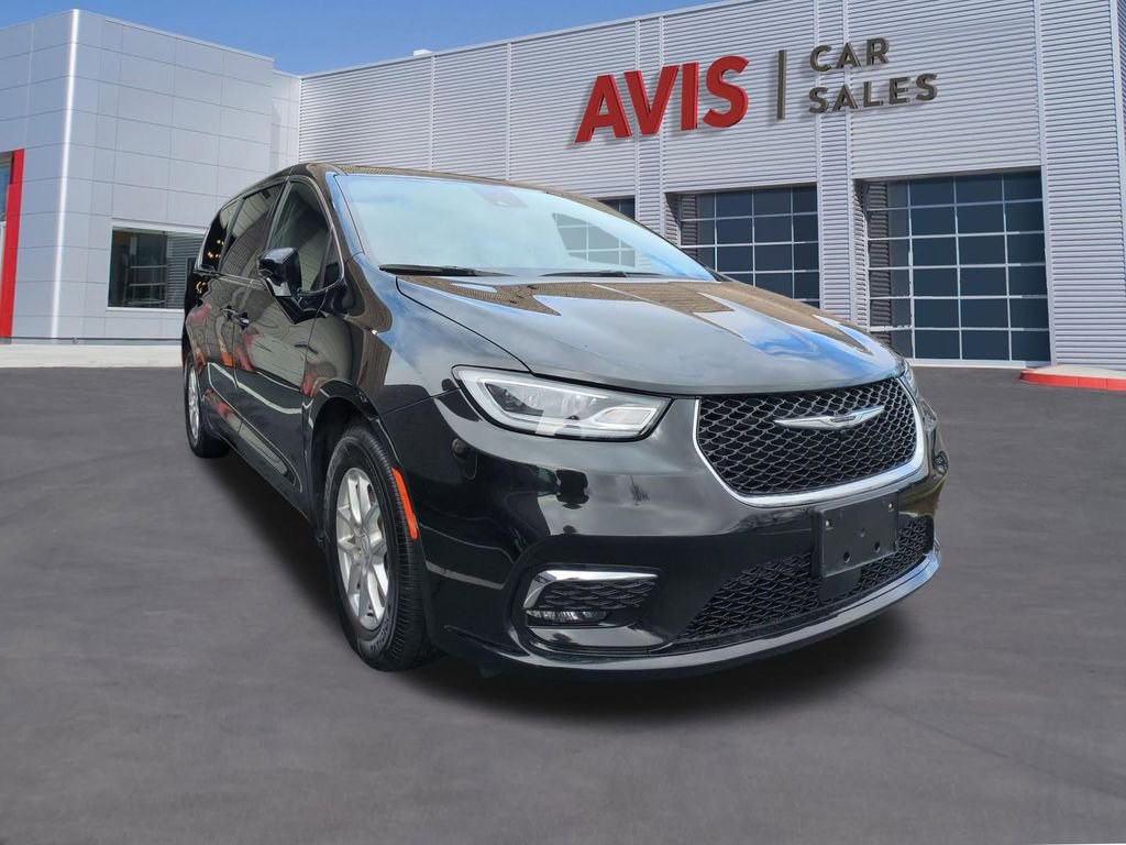 Used 2025 Chrysler Pacifica Select image 3