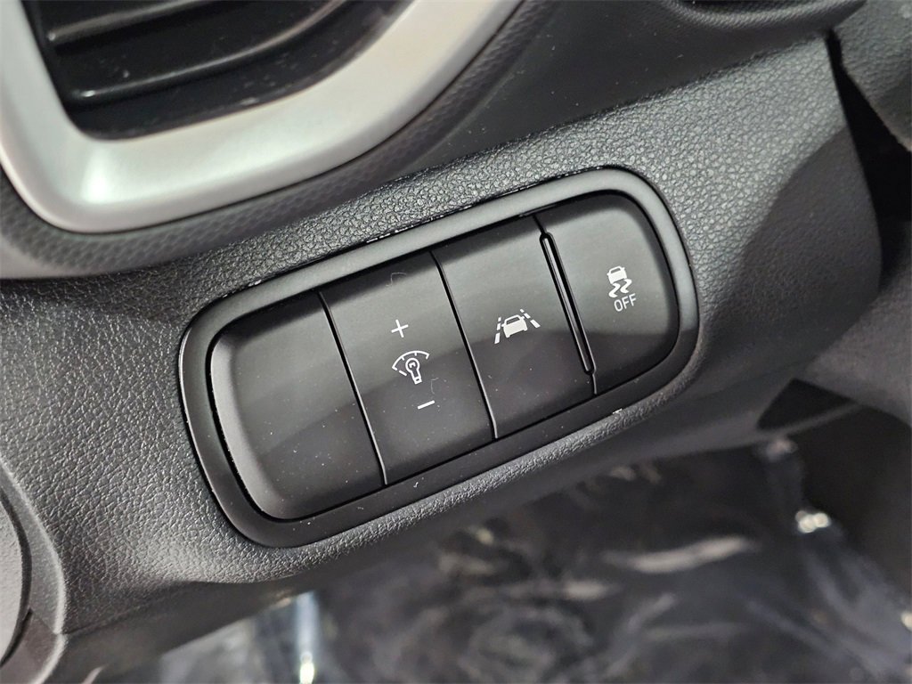 Used 2022 Hyundai Venue SEL image 24