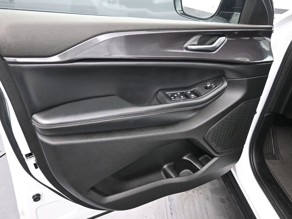 Used 2023 Jeep Grand Cherokee L Laredo image 11