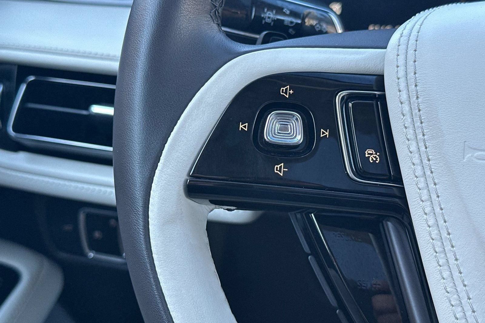 Used 2024 Lincoln Aviator Black Label AWD/4WD image 33