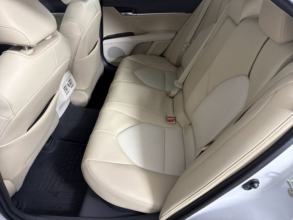 Used 2020 Toyota Camry XLE image 18