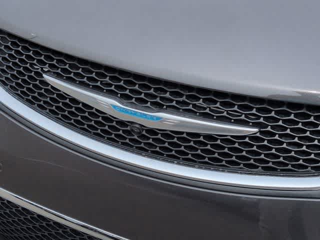 Used 2020 Chrysler Pacifica Limited w/ Advanced Safetytec Group FWD image 12