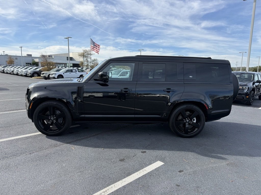 Used 2024 Land Rover Defender 130 X-Dynamic SE image 4