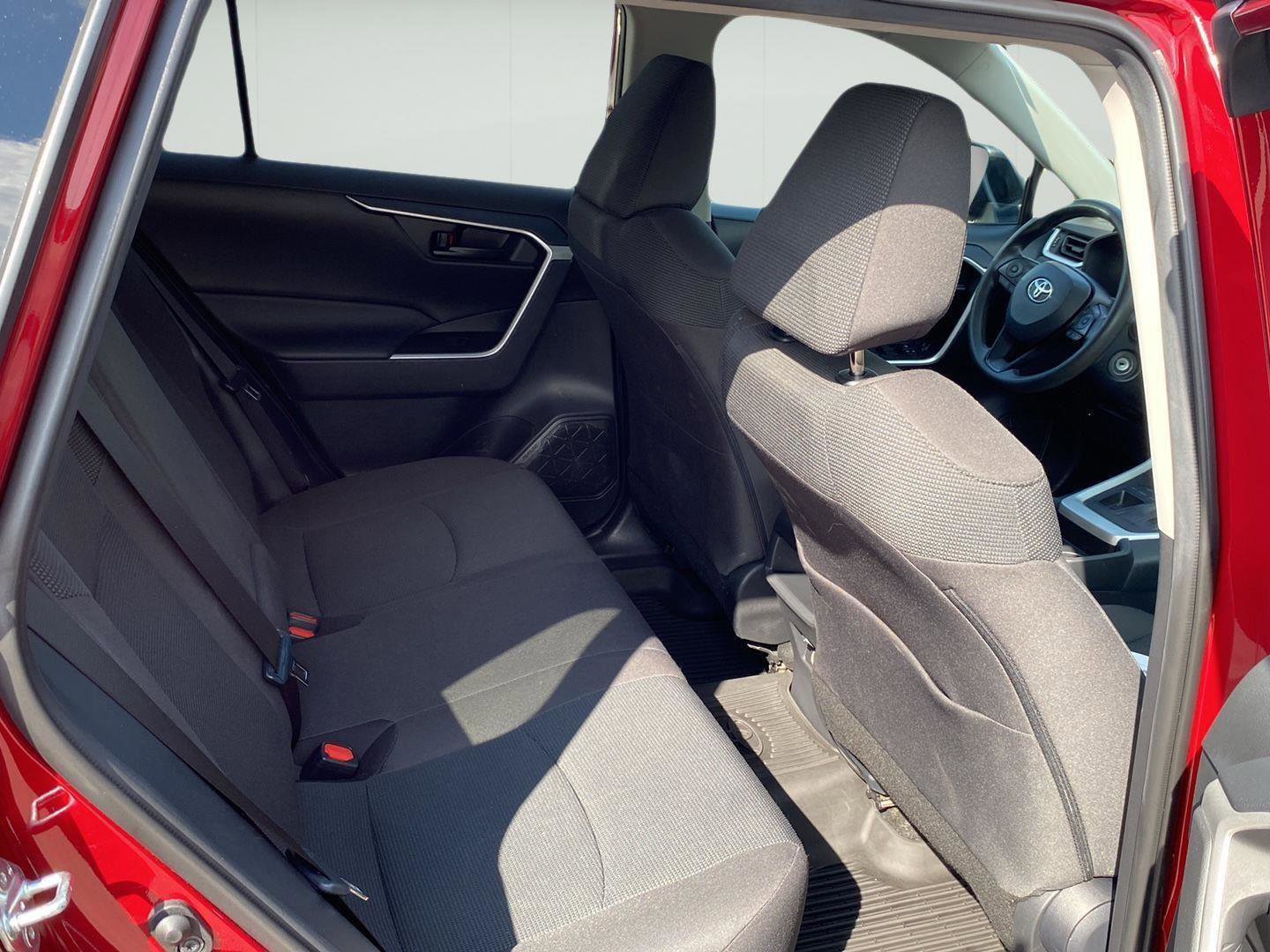 Used 2021 Toyota RAV4 LE image 9