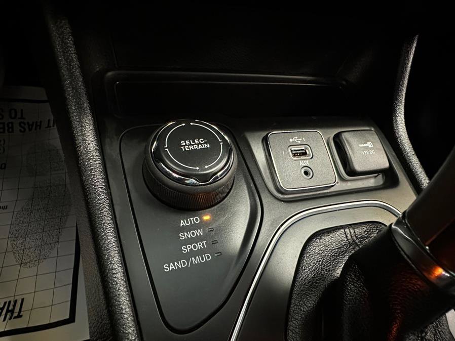 Used 2021 Jeep Cherokee Latitude Lux w/ Sun & Sound Group AWD/4WD image 52