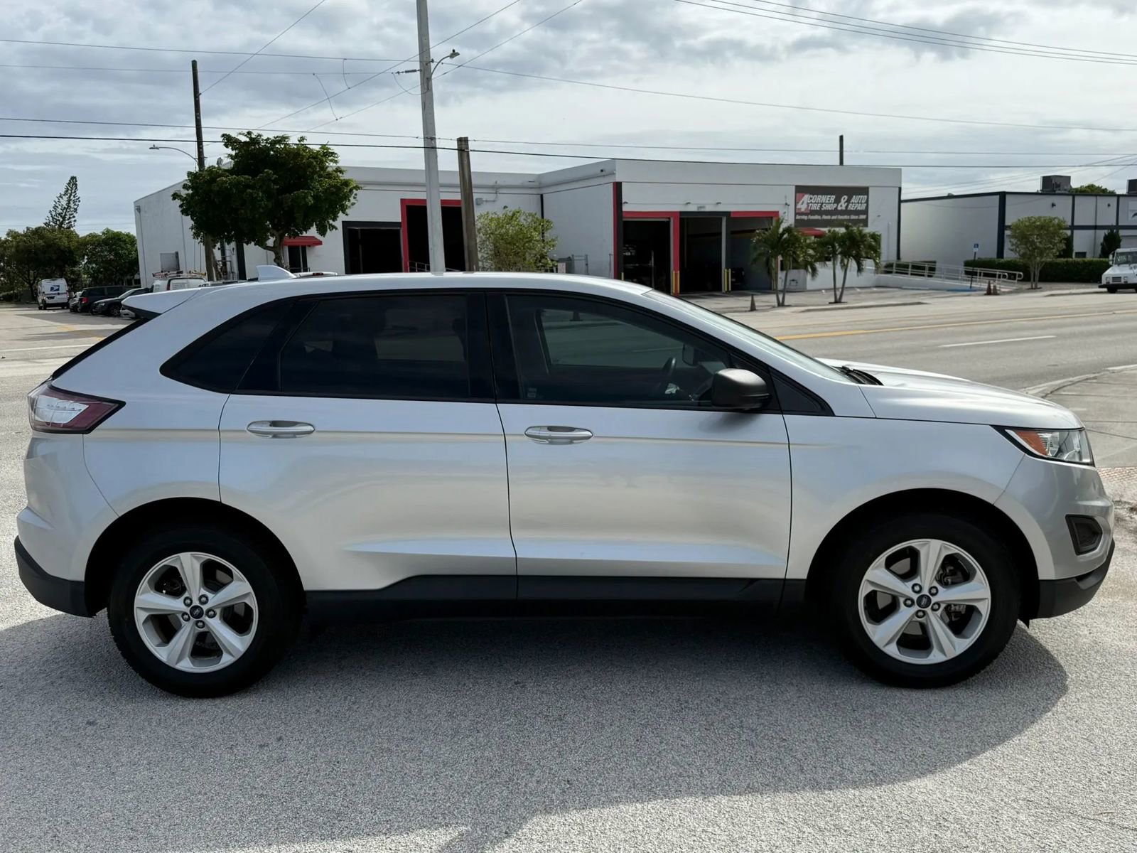 Used 2018 Ford Edge SE image 3