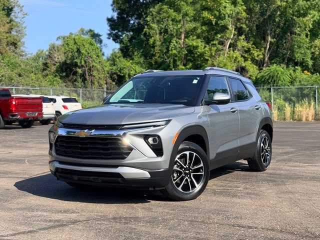 Used 2024 Chevrolet TrailBlazer LT w/ Convenience Package AWD/4WD image 2