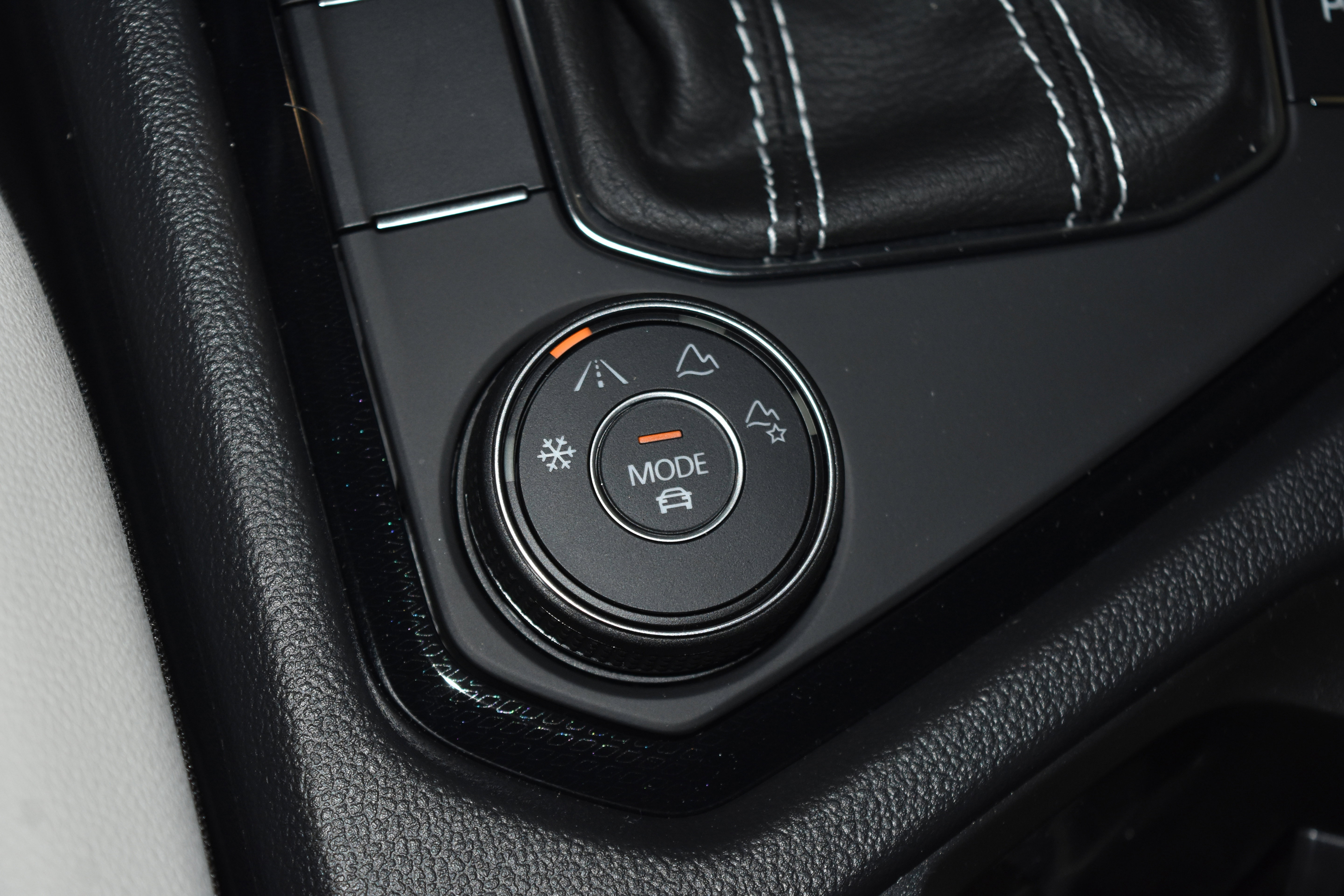 New 2025 Volkswagen Taos SE image 13