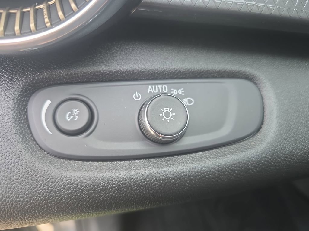 Used 2025 Chevrolet Trax ACTIV w/ Sunroof Package FWD image 25