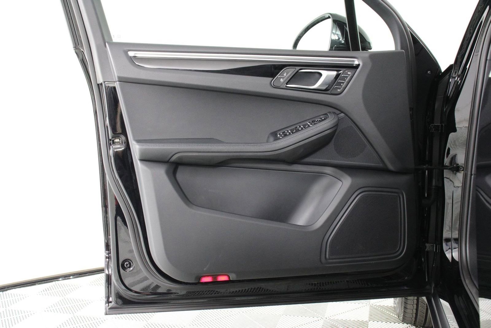 Certified 2025 Porsche Macan image 20